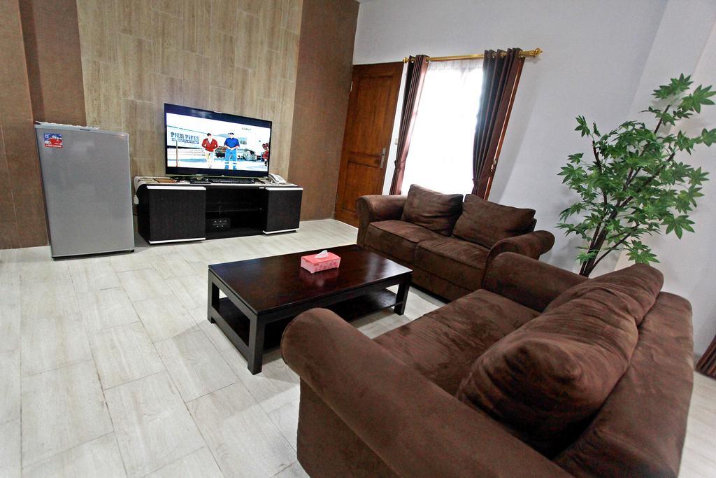 Отель Beone House Jogja Kalasan Экстерьер фото