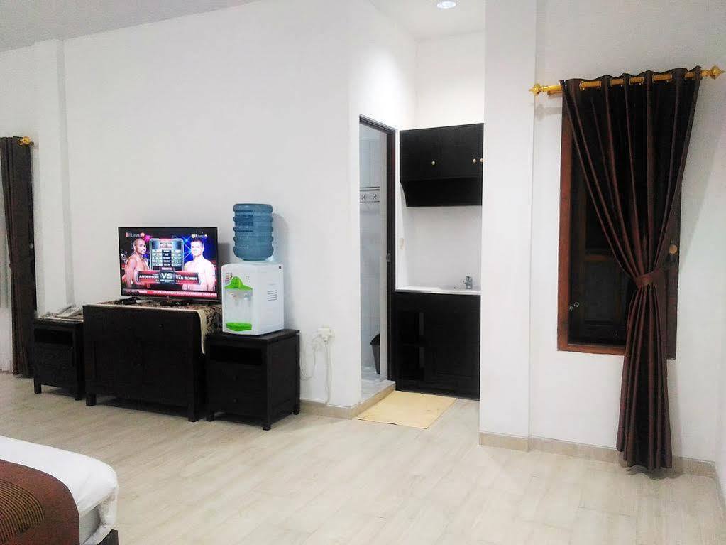 Отель Beone House Jogja Kalasan Экстерьер фото