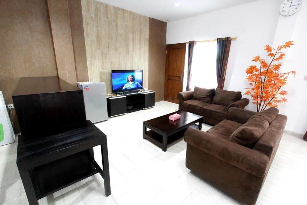 Отель Beone House Jogja Kalasan Экстерьер фото