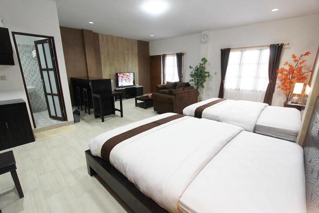 Отель Beone House Jogja Kalasan Экстерьер фото