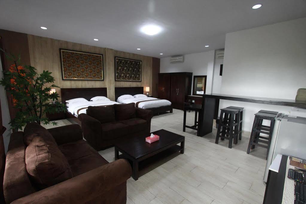 Отель Beone House Jogja Kalasan Экстерьер фото