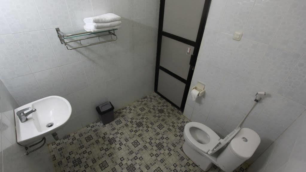 Отель Beone House Jogja Kalasan Экстерьер фото