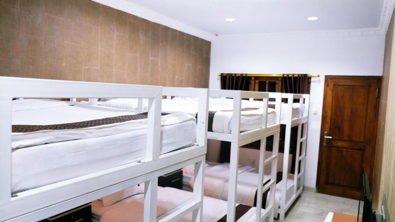 Отель Beone House Jogja Kalasan Экстерьер фото